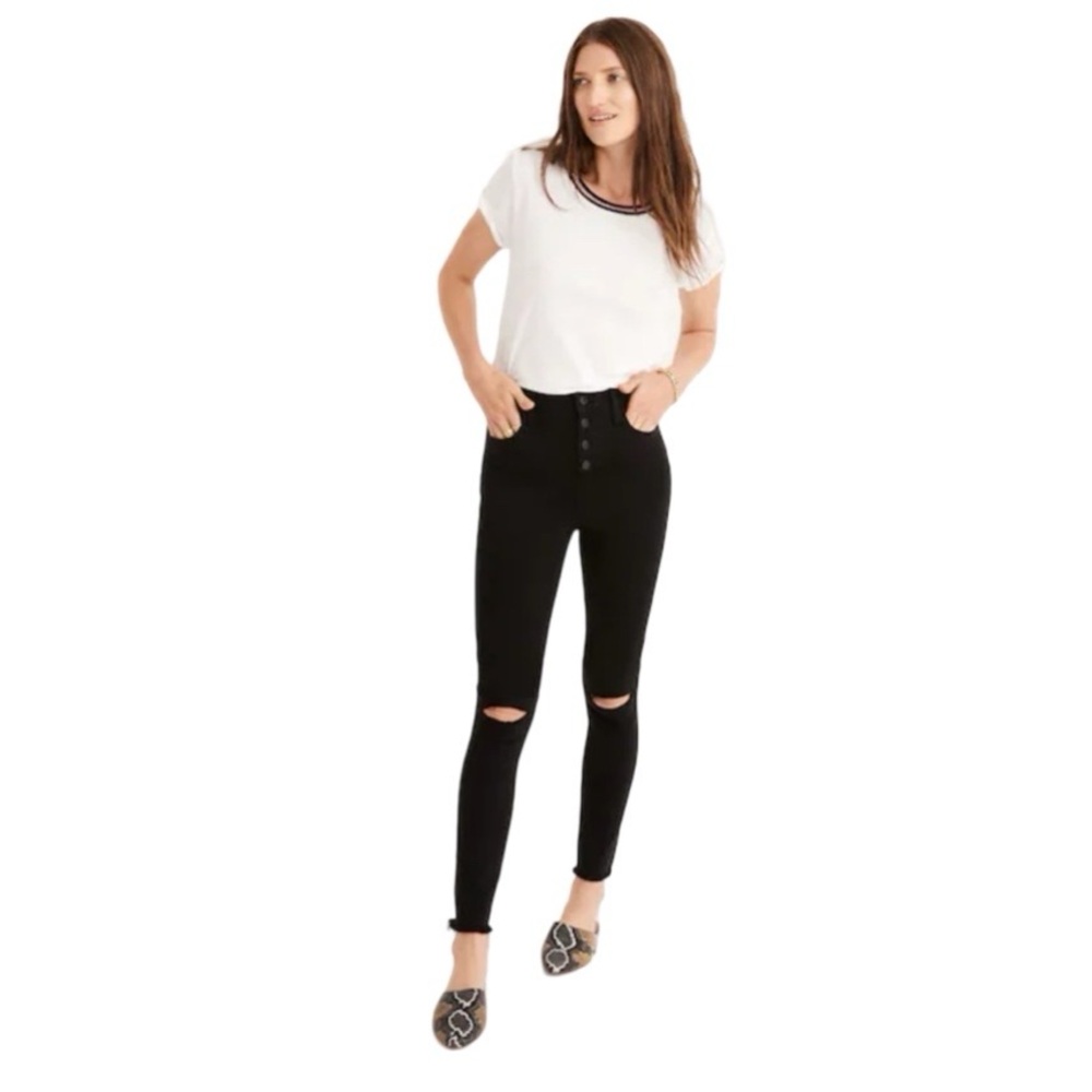 EUC Madewell 10” high rise Jeggings button front edition
In black rip